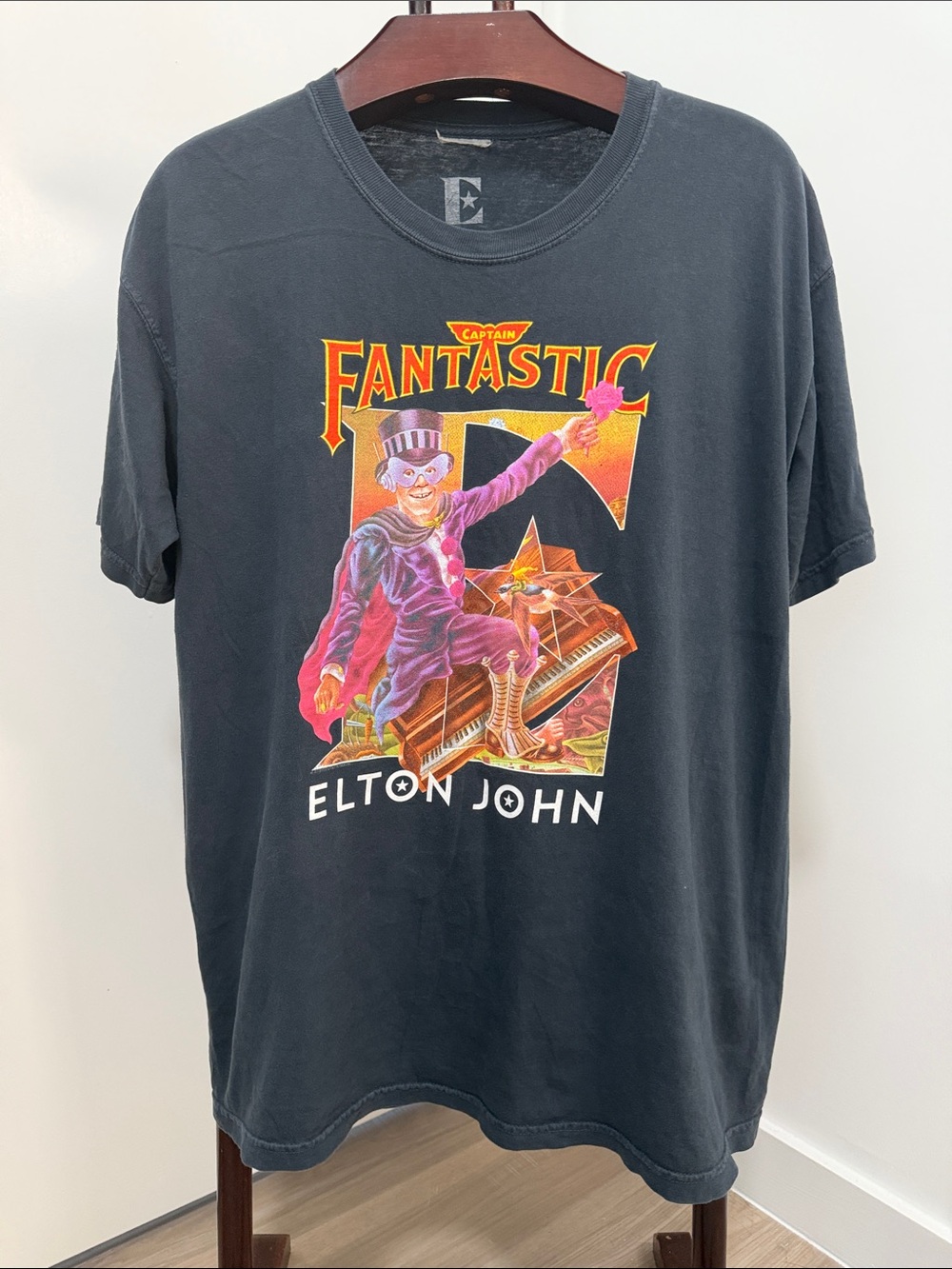 Elton John Captain Fantastic Black Graphic Tee Shirt. Sz L